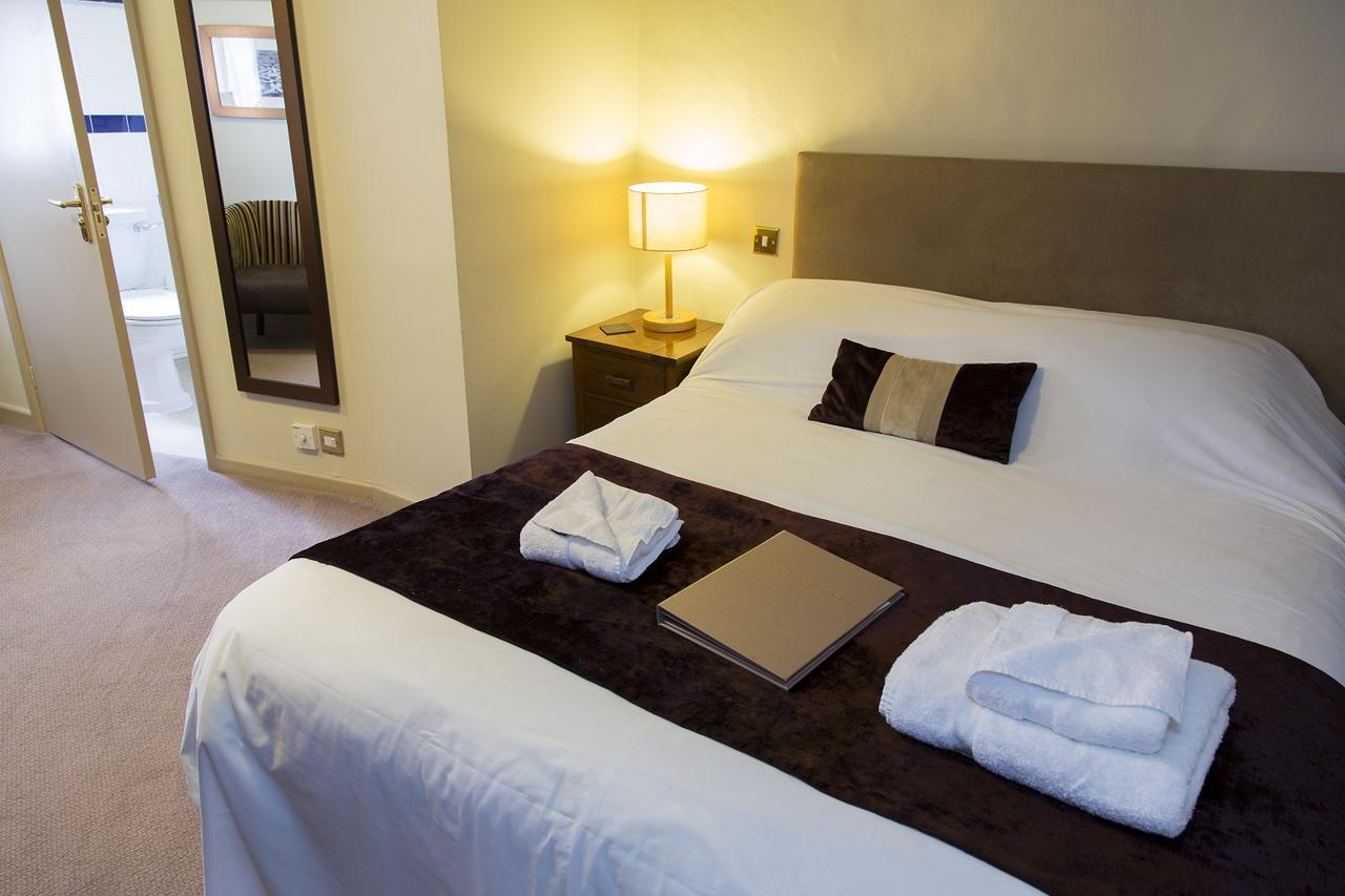 The Talbot Hotel เลดบรี ภายนอก รูปภาพ